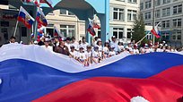 Депутаты приняли участие в праздновании Дня государственного флага России
