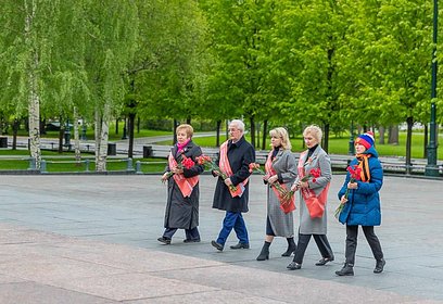 Депутаты возложили цветы к мемориалу «Могила Неизвестного солдата» у стен Кремля