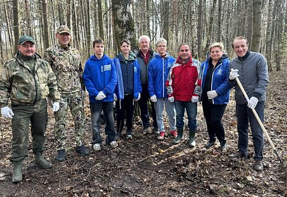 Одинцовские депутаты приняли участие в субботнике в Глазынинском лесу