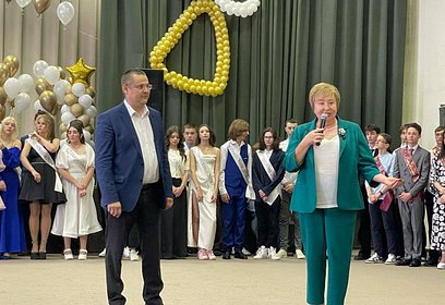 Депутаты поздравили выпускников школ