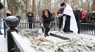 В деревне Жуковка торжественно перезахоронили останки красноармейца, погибшего в 1941 году под Киевом