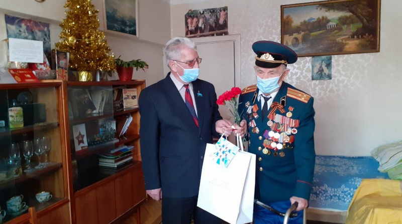 Участники Великой Отечественной войны получили памятные подарки, Депутаты поздравили ветеранов с Днем защитника Отечества
