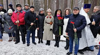 Почтить память и возложить цветы к могиле неизвестного солдата пришли Председатель Совета депутатов Одинцовского округа Татьяна Одинцова и депутат Совета депутатов Станислав Улитин