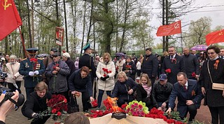 Возложение цветов и венков