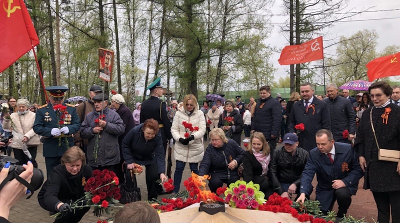 Возложение цветов и венков, Депутаты приняли участие в торжественном митинге на Мемориале Славы у Вечного Огня в Одинцове