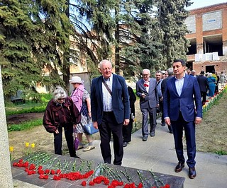 Возложение цветов к памятнику воинам-дорожникам в Одинцовском округе на Минском шоссе