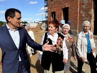 Участники мероприятия на экскурсии по территории бывшего Шелкового комбината