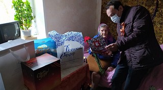 Депутат поздравляет ветерана с наступающим праздником