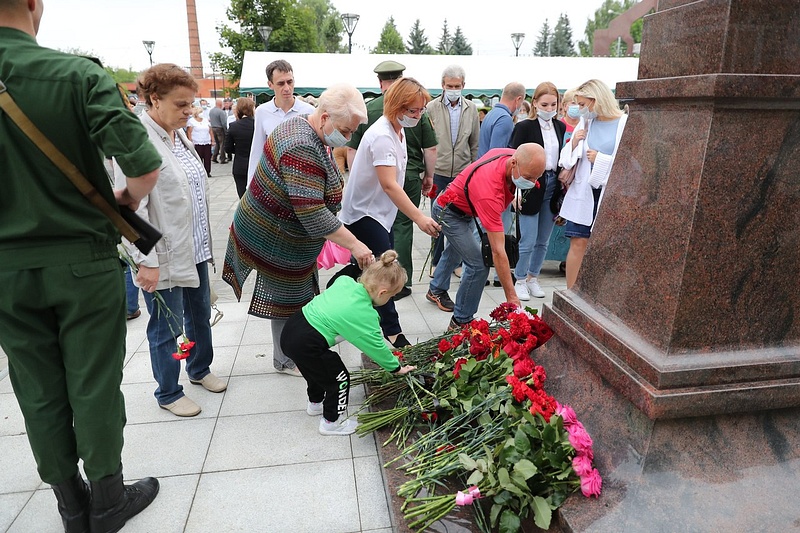 Возложение цветов, Депутаты приняли участие в открытии памятного бюста Виктору Бабурину