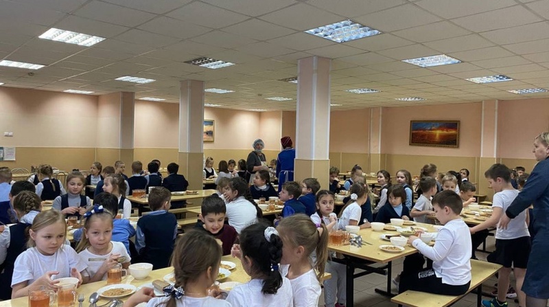 В ходе рабочих визитов депутаты округа провели общественный контроль организации питания детей в школьной столовой, Январь
