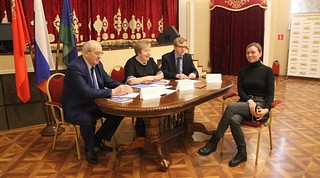 31 марта Председатель Совета депутатов Одинцовского городского округа Татьяна Одинцова вместе с депутатами Александром Гусевым и Андреем Степченковым провели прием населения в здании КСК «Назарьевский»