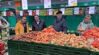 Депутаты проверяют наличие продовольственных товаров и следят за ценовой политикой в супермаркетах округа