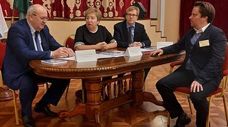 31 марта Председатель Совета депутатов Одинцовского городского округа Татьяна Одинцова вместе с депутатами Александром Гусевым и Андреем Степченковым провели прием населения в здании КСК «Назарьевский»