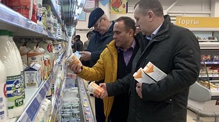 Депутаты проверяют наличие продовольственных товаров и следят за ценовой политикой в супермаркетах округа