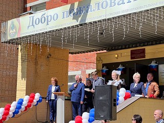 Депутаты поздравили школьников округа с Последним звонком