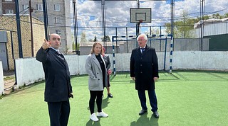 13 мая депутат Московской областной Думы Дмитрий Голубков, депутаты Совета депутатов Одинцовского городского округа Вячеслав Киреев и Ирина Грабарчук и представители территориального управления Жаворонковское посетили с рабочим визитом деревню Ликино, где провели встречу с жителями