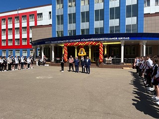 Депутаты поздравили школьников округа с Последним звонком