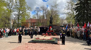 В городе Одинцово на площади возле Мемориала Славы и Вечного огня прошел торжественный митинг в память о погибших советских фронтовиках и всех жертвах нацизма