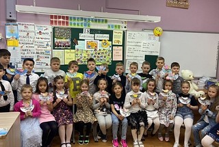 Более 100 писем от школьников передал депутат Владимир Сидоров участникам спецоперации