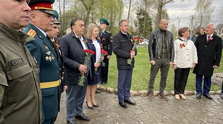 Почетные гости в ходе официальной части поздравили присутствовавших с Днём Победы, после чего участники акции почтили память павших минутой молчания и возложили к памятнику венки и цветы. Завершилось мероприятие праздничным концертом и вручением подарков за помощь в волонтерской и благотворительной деятельности