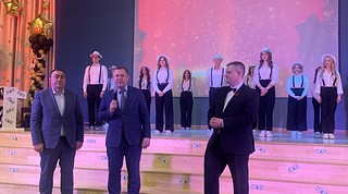 Депутаты поздравили школьников округа с Последним звонком