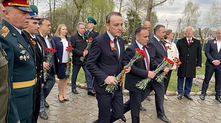 Депутаты почтили память погибших возле мемориала «Живые камни Памяти и Славы» в деревне Солманово