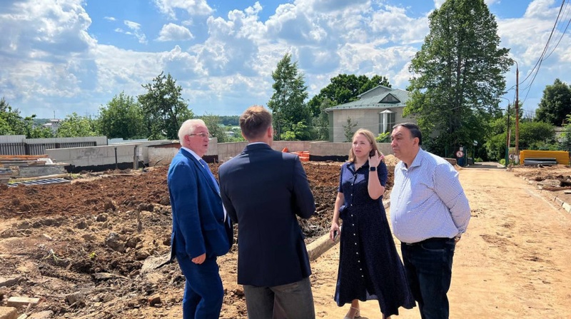 Депутаты проинспектировали ход строительства новой поликлиники в деревне Ромашково, Июнь