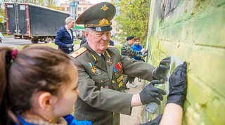 Глава Одинцовского городского округа Андрей Иванов, ветераны Великой Отечественной войны и Вооруженных сил, депутаты Совета депутатов Одинцовского городского округа Михаил Солнцев и Владимир Виницкий, а также граффити-райтеры и активисты движения «Волонтеры Победы» дали старт патриотической акции «Чтобы помнили» в Одинцовском округе
