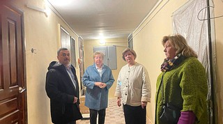 Председатель Совета депутатов Татьяна Одинцова совместно с начальником территориального управления Голицыно Галиной Кувшинниковой и первым заместителем председателя Московской областной Думы Ларисой Лазутиной проверили проведение капитального ремонта в доме № 52 на улице Советская и в доме 6 на улице Генерала Ремезова в городе Голицыно