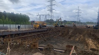 27 мая депутаты Совета депутатов Одинцовского городского округа Александр Гусев и Станислав Улитин посетили с рабочим визитом деревню Раздоры, где проинспектировали ход строительства очистных сооружений ливневых и талых сточных вод неподалеку от путепровода, который пройдет через трассу А-106 Рублево-Успенского шоссе