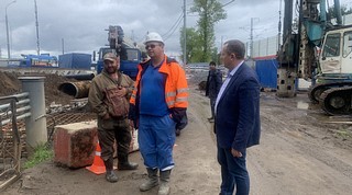 27 мая депутаты Совета депутатов Одинцовского городского округа Александр Гусев и Станислав Улитин посетили с рабочим визитом деревню Раздоры, где проинспектировали ход строительства очистных сооружений ливневых и талых сточных вод неподалеку от путепровода, который пройдет через трассу А-106 Рублево-Успенского шоссе