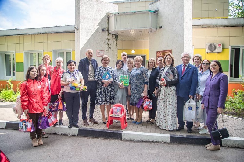 Общее фото, Депутаты поздравили маленьких жителей округа с Международным днем защиты детей