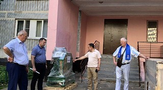 Депутаты Совета депутатов Одинцовского городского округа Михаил Солнцев, Александр Гусев, Вячеслав Киреев, Андрей Яцышин, Станислав Улитин, Ирина Грабарчук, Павел Чамурлиев, Владимир Жандаров продолжают инспектировать ход ремонта подъездов в многоквартирных домах округа