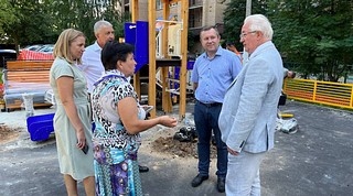 Вячеслав Киреев, Ирина Грабарчук, Владимир Жандаров и Станислав Улитин проинспектировали ход установки и благоустройства детских игровых площадок в городе Одинцово и в деревне Бородки
