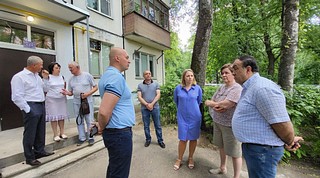 27 июня депутаты проверили ход ремонта подъездов в доме № 14 на бульваре Маршала Крылова, в доме № 29 по улице Маршала Жукова и в доме № 42 по улице Северная в городе Одинцово