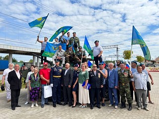 В церемонии открытия этого оригинального боевого экспоната приняли участие ветераны Воздушно-десантных войск, служащие Российской Армии, руководитель территориального управления Кубинка Евгений Степаненко, Председатель Совета депутатов Одинцовского городского округа Татьяна Одинцова, депутат Вячеслав Киреев, заместитель Главы округа Валентина Переверзева, жители города и гости мероприятия