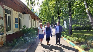 Председатель Совета депутатов Одинцовского городского округа Татьяна Одинцова совместно с депутатами Павлом Чамурлиевым и Владимиром Жандаровым 9 августа проинспектировали ход ремонтных работ в детских садах города Одинцово № 79, № 82, № 83