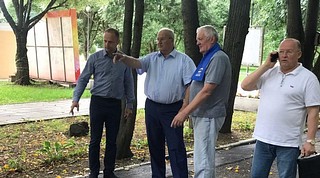 В рамках контроля за исполнением наказов избирателей депутаты Совета депутатов Одинцовского городского округа Михаил Солнцев и Александр Гусев 9 августа посетили поселок Барвиха