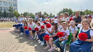 Празднование Дня государственного флага России прошло 22 августа на территории Дубковской средней общеобразовательной школы «Дружба» в поселке ВНИИССОК