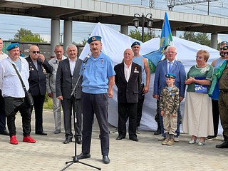 В День Военно-десантных войск на привокзальной площади города Кубинка открыли новый постамент с боевой машиной десанта БМД-1