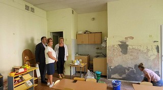 Председатель Совета депутатов Одинцовского городского округа Татьяна Одинцова совместно с депутатами Павлом Чамурлиевым и Владимиром Жандаровым 9 августа проинспектировали ход ремонтных работ в детских садах города Одинцово № 79, № 82, № 83