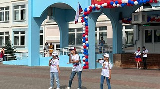 Празднование Дня государственного флага России прошло 22 августа на территории Дубковской средней общеобразовательной школы «Дружба» в поселке ВНИИССОК