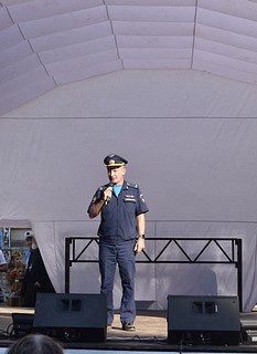 Жителей и пилотов поздравили заместитель начальника 237 центра показа авиационной техники по военно-политической работе Евгений Прокопенко