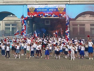 Празднование Дня государственного флага России прошло 22 августа на территории Дубковской средней общеобразовательной школы «Дружба» в поселке ВНИИССОК
