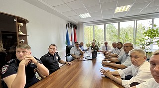 29 августа депутаты Совета депутатов Одинцовского городского округа Татьяна Одинцова, Александр Гусев, Михаил Солнцев, Владимир Сидоров, Вячеслав Киреев, Олег Цуцков, Владимир Семин и Алексей Солдатенко, а также представители территориального управления Большие Вяземы во главе с начальником Сергеем Хациевым и сотрудниками полиции провели совещание по проблемным вопросам на территории Больших Вязем