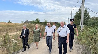 Далее депутаты совместно с начальником Сергеем Хациевым и сотрудниками полиции по жалобам жителей проверили проблемные территории