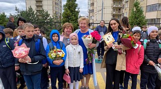 С началом учебного года учащихся и педагогов Одинцовских школ поздравили депутаты Совета депутатов округа
