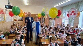 С началом учебного года учащихся и педагогов Одинцовских школ поздравили депутаты Совета депутатов округа