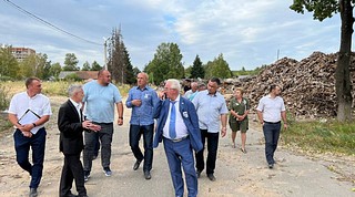 Далее депутаты совместно с начальником Сергеем Хациевым и сотрудниками полиции по жалобам жителей проверили проблемные территории