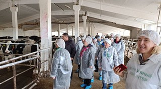 Для участников мероприятия была организована экскурсия на предприятие агрокомплекса «Горки-2», где «Серебряные волонтеры» смогли познакомиться с новой сельскохозяйственной продукцией